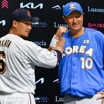 　最優秀選手（ＭＶＰ）に選ばれた李大浩さん。左は中田翔さん＝３０日、エスコンフィールド北海道