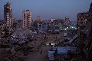 　破壊されたガザの町を歩くパレスチナの住民＝１１月３０日（ＡＰ＝共同）