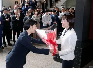 　広島県庁に初登庁し、花束を受け取る横田美香新知事（右）＝１日午前