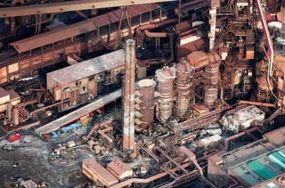 　火災があった日本製鉄の製鉄所＝１日午後０時２分、北海道室蘭市（共同通信社ヘリから）