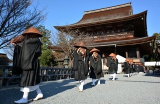 　歳末助け合い托鉢に向かう金峯山寺の僧侶＝１日午前、奈良県吉野町