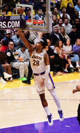 　ペリカンズ戦で攻めるレーカーズの八村＝ロサンゼルス（ＮＢＡＥ・ゲッティ＝共同）