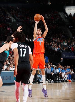 　トレイルブレーザーズ戦でシュートを放つサンダーのホルムグレン＝ポートランド（ＮＢＡＥ・ゲッティ＝共同）