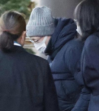 　有罪判決を受け、青森地裁を後にする石山隆被告（中央）＝１１月