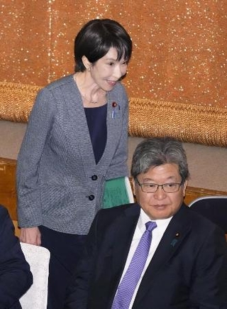 　１０月、自民党の両院議員懇談会に先立って開かれた両院議員総会に臨む高市総裁。手前は萩生田幹事長代行＝東京・永田町の党本部