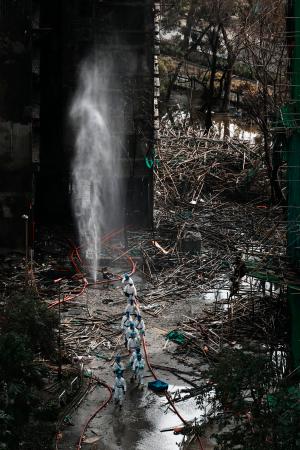 　火災が起きた高層住宅群で続く捜索活動＝１日、香港（共同）