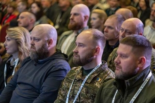 　ウクライナ・キーウで開かれた退役軍人支援の会合に参加した人々＝１１月（ゲッティ＝共同）