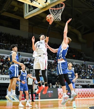 　バスケットボール男子Ｗ杯アジア１次予選の台湾戦で、シュートを放つ渡辺雄＝新北（ゲッティ＝共同）