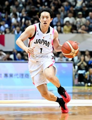 　バスケットボール男子Ｗ杯アジア１次予選の台湾戦で、ドリブルする斎藤＝新北（ゲッティ＝共同）