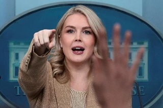 　ホワイトハウスで記者会見するキャロライン・レビット米大統領報道官＝１日、ワシントン（ロイター＝共同）