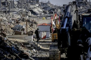 　１日、パレスチナ自治区ガザの難民キャンプで続くイスラエル人人質の遺体の捜索活動（ゲッティ＝共同）