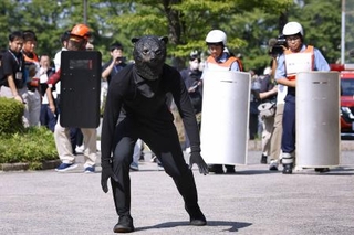 　新潟県新発田市で行われた緊急銃猟の訓練＝８月