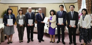 　片山財務相（右から４人目）に建議を手渡す、財政審の十倉雅和会長（左から４人目）＝２日午前、財務省（財務省提供）