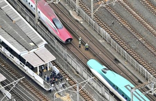 　連結が外れ、ＪＲ西日暮里駅付近に停車した東北新幹線の「はやぶさ・こまち２１号」＝３月６日、東京都荒川区（共同通信社ヘリから）