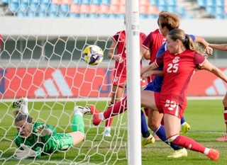 　日本-カナダ　前半、先制ゴールを決める田中（右奥）＝トランスコスモススタジアム長崎