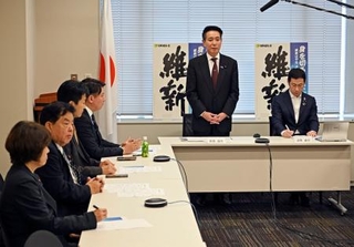 　日本維新の会が開いた、新幹線建設推進プロジェクトチームの会合。右から２人目は座長の前原誠司衆院議員＝２日午後、国会