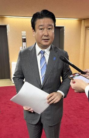 離党届を提出するため自民党本部を訪れ、取材に応じる和田政宗元参院議員＝１１月、東京・永田町