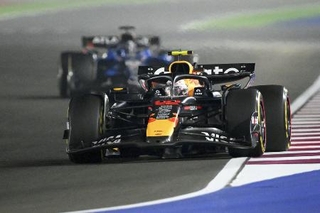 Ｆ１カタールＧＰで走行するレッドブルの角田裕毅＝ドーハ近郊ルサイル（ゲッティ＝共同）