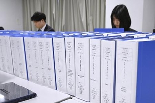 ２０２４年分の政治資金収支報告書をチェックする職員＝１１月、総務省