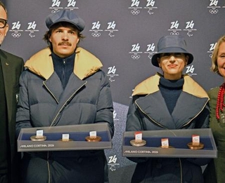 　ミラノ・コルティナ冬季五輪の表彰式で、メダル授与のサポートを行うボランティアが着用するユニホーム＝２日、ミラノ（共同）