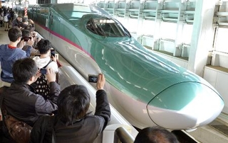 　ＪＲ新青森駅に到着した北海道新幹線の「はやぶさ」＝２０１６年