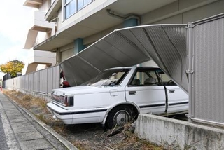 　乗用車が高校のフェンスを突き破った岡山市中区の事故現場＝３日午後１時１分