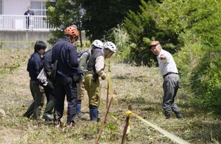 　北海道福島町で、ヒグマに襲われた男性が倒れていた現場付近を調べる町役場職員ら＝７月