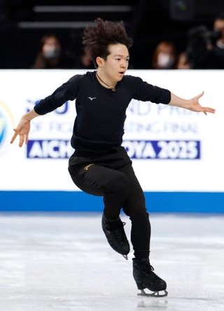 　公式練習で調整する鍵山優真＝ＩＧアリーナ