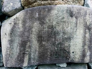 　落書きがあった高松城跡の石垣（高松市提供）