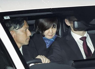 　安倍晋三元首相銃撃事件の公判に出席し、奈良地裁を出る妻昭恵さん（奥）＝３日夕