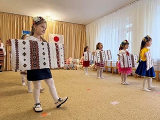 　３日、ウクライナ首都キーウ近郊のデミディフ村で、給食センターの完成を祝いダンスを披露する幼稚園児ら（共同）