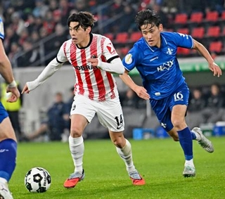 　ダルムシュタット戦で競り合うフライブルクの鈴木唯（左）＝フライブルク（共同）