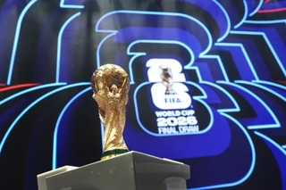 　サッカーの２０２６Ｗ杯北中米３カ国大会の組み合わせ抽選会場に飾られたトロフィー＝３日、ワシントン（ＦＩＦＡ提供・ゲッティ＝共同）