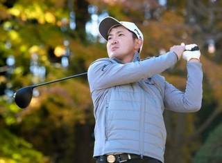 　第１日、５番でティーショットを放つ金谷拓実。２アンダーで５位＝東京よみうりＣＣ