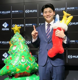 　契約交渉を終え、ポーズをとる日本ハム・清宮幸＝４日、エスコンフィールド