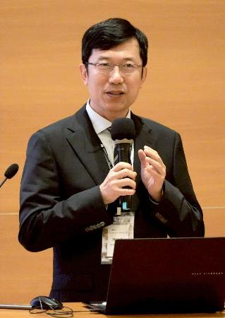 　４日、台北市で開かれた学術会議であいさつする中央研究院の陳志柔・社会学研究所長（共同）