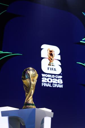 　サッカーＷ杯の優勝トロフィー＝３日、ワシントン（ＦＩＦＡ提供、ゲッティ＝共同）