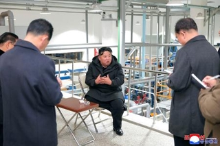 　北朝鮮中部の平安南道で、完工が近い工場を視察する金正恩朝鮮労働党総書記（中央）＝３日（朝鮮中央通信＝共同）