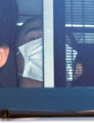 　送検のため、東京湾岸署を出る福地紘人容疑者＝６日午前７時４７分