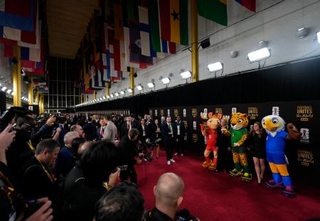 　サッカーＷ杯北中米３カ国大会の組み合わせ抽選会に臨む関係者ら＝５日、米ワシントン（共同）