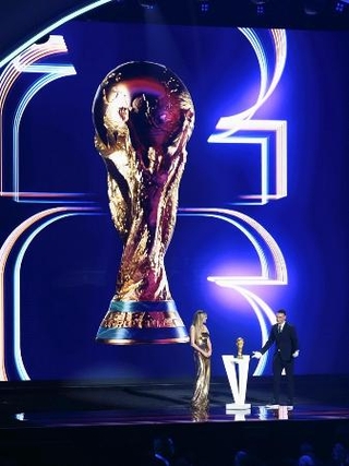 　サッカーＷ杯北中米３カ国大会の組み合わせ抽選会で返還されたトロフィー＝５日、米ワシントン（共同）