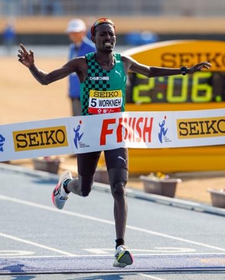 　防府読売マラソン男子で、２時間６分５８秒の大会新記録で優勝したワークナー・デレセ＝ダイキョーニシカワスクエア陸上競技場