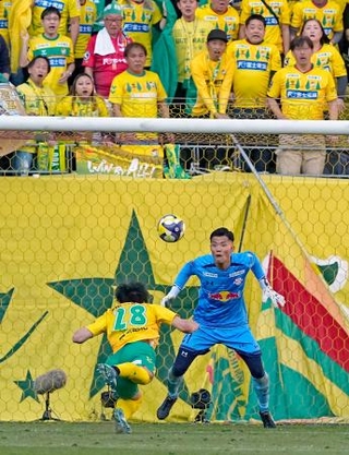 　千葉-大宮　後半、ヘディングで決勝ゴールを決める千葉・河野（左）。ＧＫ加藤＝フクアリ