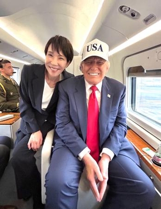 　高市首相のＸ（旧ツイッター）に投稿された、トランプ米大統領（右）と「マリーンワン」の機内で笑顔を見せるツーショット写真
