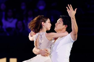 　エキシビションで演技するペアの三浦璃来（左）、木原龍一組＝ＩＧアリーナ