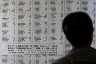 　アリゾナ記念館の壁に刻まれた、真珠湾攻撃の犠牲者の名前を見つめる本村チヨ子さん＝６日、米ハワイ・真珠湾（共同）