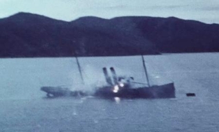 　１９４５年７月３１日、長崎県・大村湾で米軍機の機銃掃射を受ける輸送船（豊の国宇佐市塾提供）