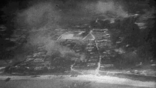 　１９４５年３月２３日、米軍機の空襲を受ける沖縄県渡嘉敷村の集落（豊の国宇佐市塾提供）