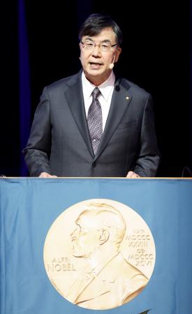 　ノーベル賞受賞の記念講演をする坂口志文・大阪大特任教授＝７日、ストックホルムのカロリンスカ研究所（共同）