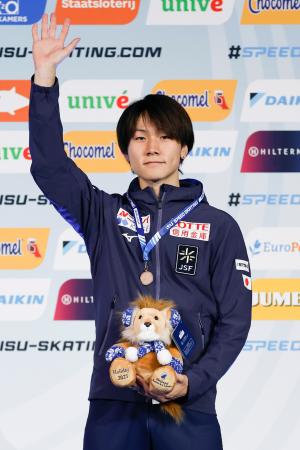　男子５００メートルで３位となり、表彰式で手を振る森重航＝ヘーレンフェイン（共同）